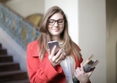 Osoby w wieku od 25 do 27 lat mogą od piątku zapisywać się na szczepienie przeciw COVID-19