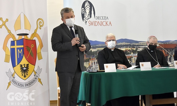 Wacław W. Szetelnicki prezentujący symbolikę herbu diecezji.
