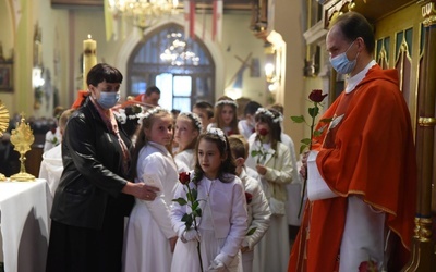 Dzieci pierwszokumunijne złożyły gratulacje jubilatom.