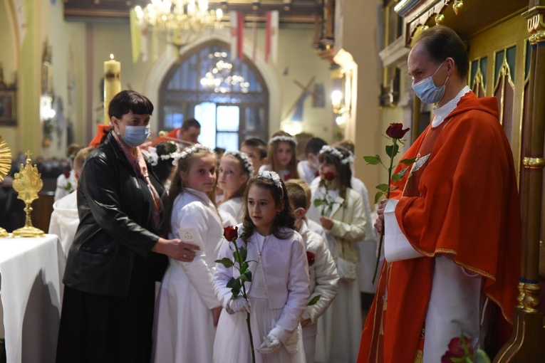 Dzieci pierwszokumunijne złożyły gratulacje jubilatom.