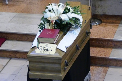 Ostatnie pożegnanie ks. prof. Józefa Kiedosa w Bierach