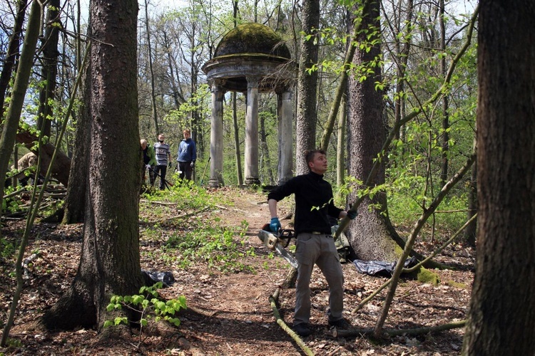 Pałac i park Schaffgotschów w Kopicach. Akcja sprzątania