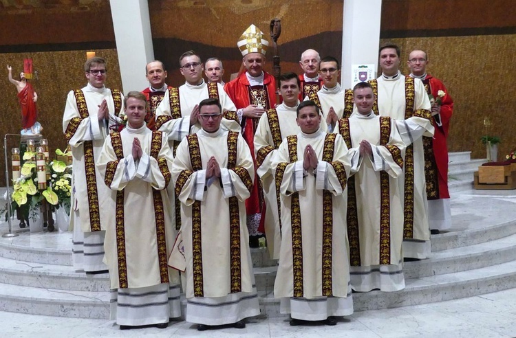 Nowi diakoni z bp. Romanem Pindlem, ks. prałatem Stanisławem Wawrzyńczykiem i przełożonymi z seminarium.