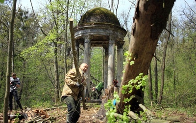 Miłośnicy i przyjaciele Śląskiego Kopciuszka sprzątali park pałacowy w Kopicach