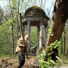 Miłośnicy i przyjaciele Śląskiego Kopciuszka sprzątali park pałacowy w Kopicach