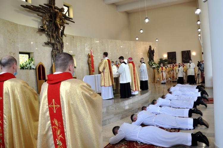 Bp Paweł Stobrawa wyświęcił w Opolu dziewięciu diakonów