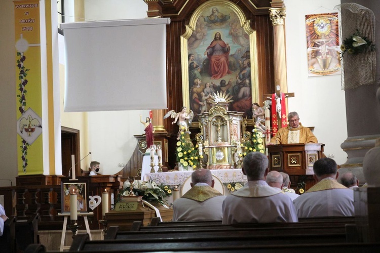 Ostatnie pożegnanie ks. prof. Józefa Kiedosa w Jaworzu - Msza św. dla kapłanów