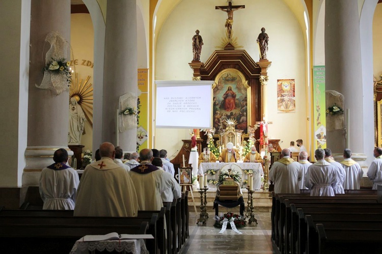 Ostatnie pożegnanie ks. prof. Józefa Kiedosa w Jaworzu - Msza św. dla kapłanów