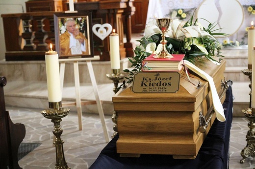 Ostatnie pożegnanie ks. prof. Józefa Kiedosa w Jaworzu - Msza św. dla kapłanów