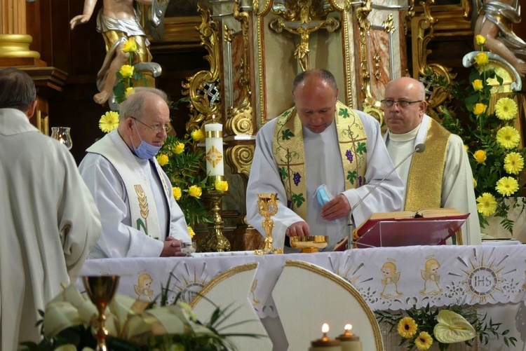 Ostatnie pożegnanie ks. prof. Józefa Kiedosa w Jaworzu - Msza św. dla kapłanów