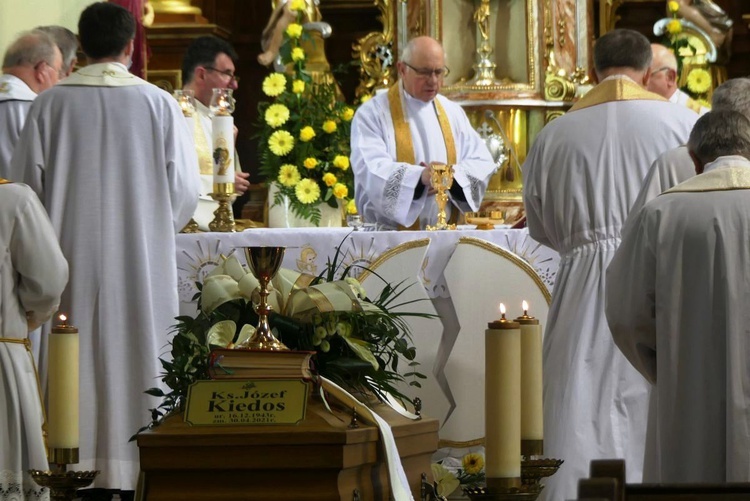 Ostatnie pożegnanie ks. prof. Józefa Kiedosa w Jaworzu - Msza św. dla kapłanów