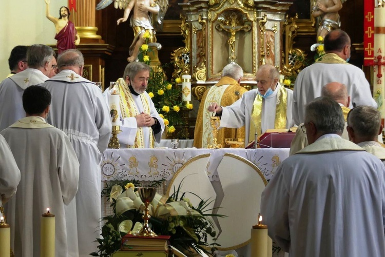 Ostatnie pożegnanie ks. prof. Józefa Kiedosa w Jaworzu - Msza św. dla kapłanów