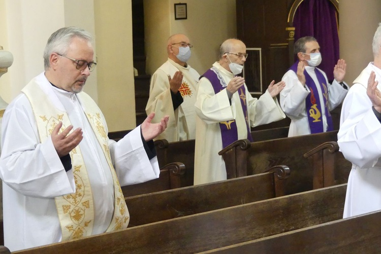 Ostatnie pożegnanie ks. prof. Józefa Kiedosa w Jaworzu - Msza św. dla kapłanów