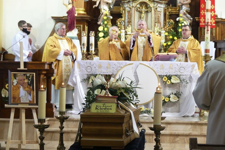 Ostatnie pożegnanie ks. prof. Józefa Kiedosa w Jaworzu - Msza św. dla kapłanów