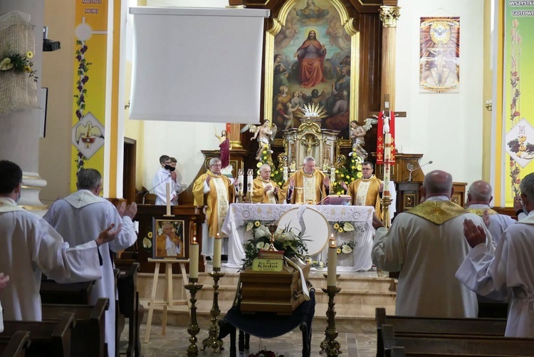 Ostatnie pożegnanie ks. prof. Józefa Kiedosa w Jaworzu - Msza św. dla kapłanów