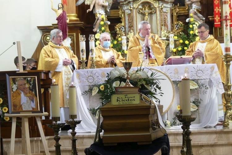 Ostatnie pożegnanie ks. prof. Józefa Kiedosa w Jaworzu - Msza św. dla kapłanów