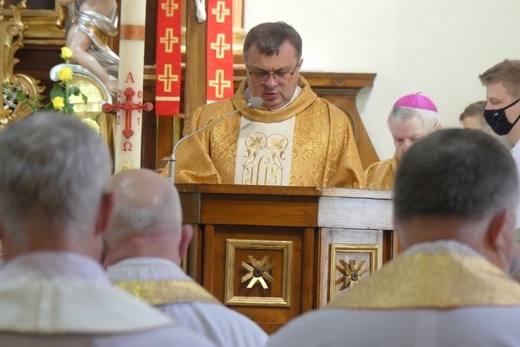Ostatnie pożegnanie ks. prof. Józefa Kiedosa w Jaworzu - Msza św. dla kapłanów