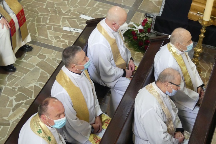 Ostatnie pożegnanie ks. prof. Józefa Kiedosa w Jaworzu - Msza św. dla kapłanów