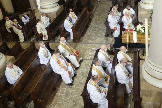 Ostatnie pożegnanie ks. prof. Józefa Kiedosa w Jaworzu - Msza św. dla kapłanów