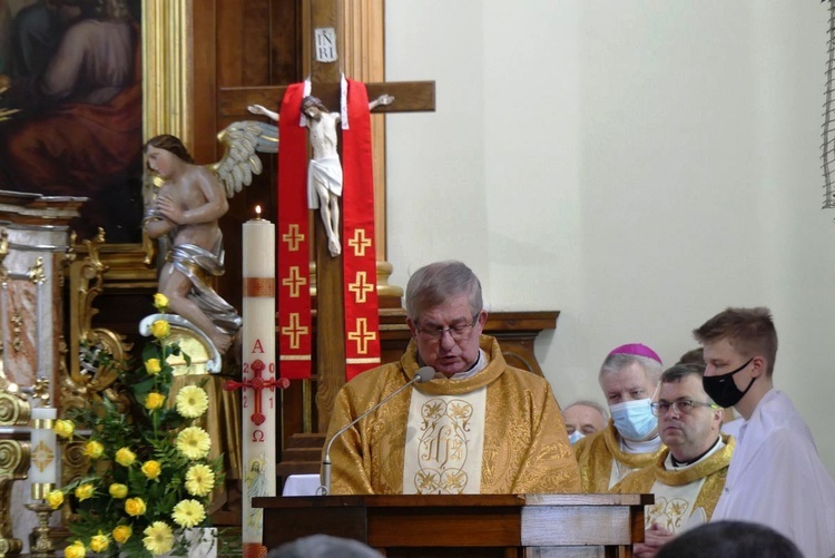 Ostatnie pożegnanie ks. prof. Józefa Kiedosa w Jaworzu - Msza św. dla kapłanów