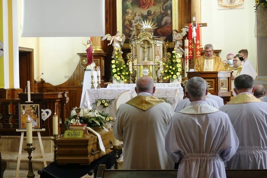 Ostatnie pożegnanie ks. prof. Józefa Kiedosa w Jaworzu - Msza św. dla kapłanów