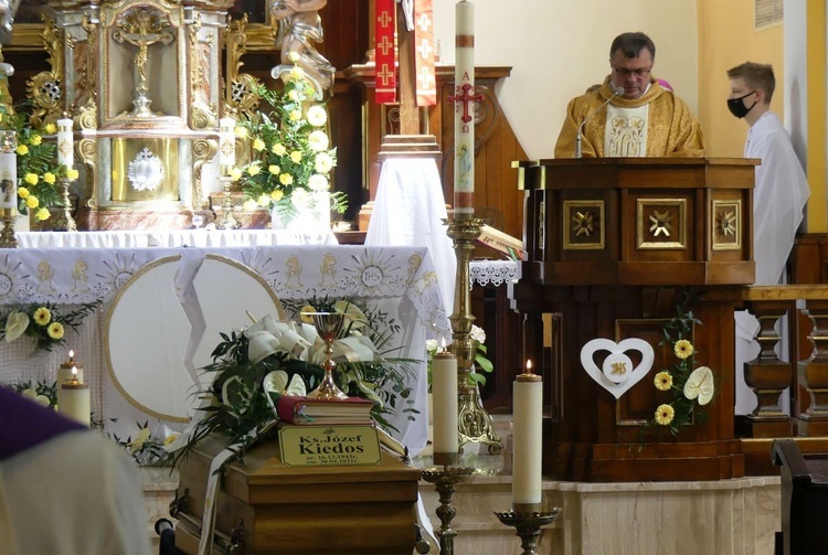 Ostatnie pożegnanie ks. prof. Józefa Kiedosa w Jaworzu - Msza św. dla kapłanów