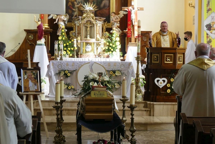 Ostatnie pożegnanie ks. prof. Józefa Kiedosa w Jaworzu - Msza św. dla kapłanów