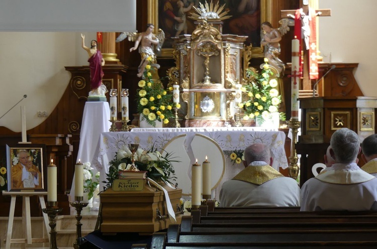 Ostatnie pożegnanie ks. prof. Józefa Kiedosa w Jaworzu - Msza św. dla kapłanów