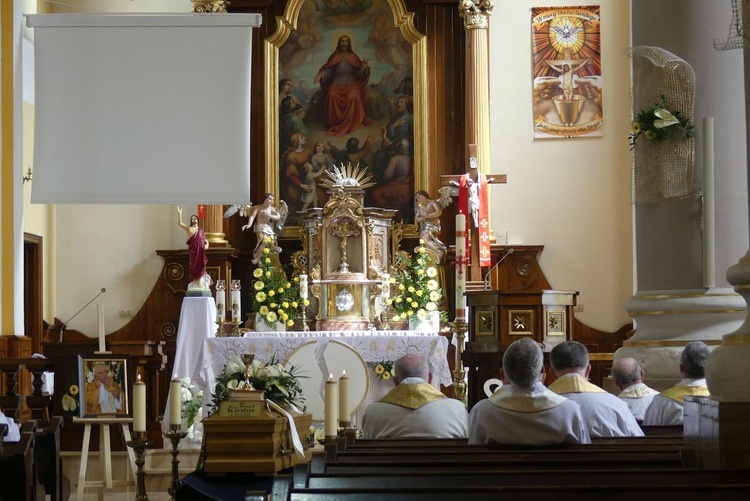 Ostatnie pożegnanie ks. prof. Józefa Kiedosa w Jaworzu - Msza św. dla kapłanów