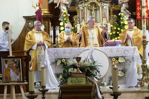 Ostatnie pożegnanie ks. prof. Józefa Kiedosa w Jaworzu - Msza św. dla kapłanów