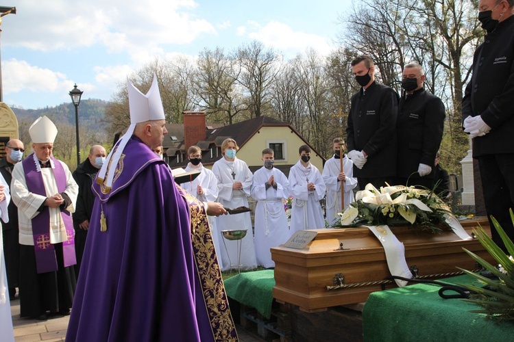 Ostatnie pożegnanie ks. prof. Józefa Kiedosa w Jaworzu - Msza św. pogrzebowa