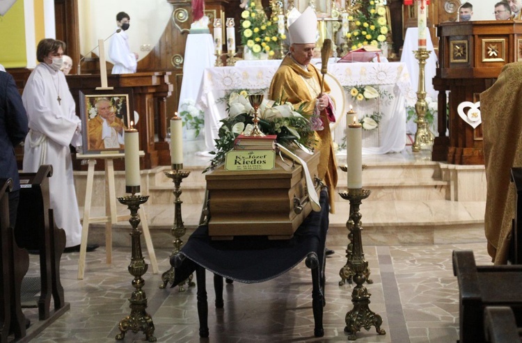 Ostatnie pożegnanie ks. prof. Józefa Kiedosa w Jaworzu - Msza św. pogrzebowa