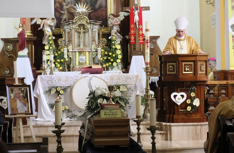 Ostatnie pożegnanie ks. prof. Józefa Kiedosa w Jaworzu - Msza św. pogrzebowa