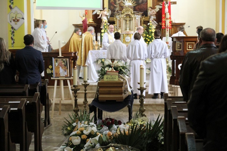 Ostatnie pożegnanie ks. prof. Józefa Kiedosa w Jaworzu - Msza św. pogrzebowa