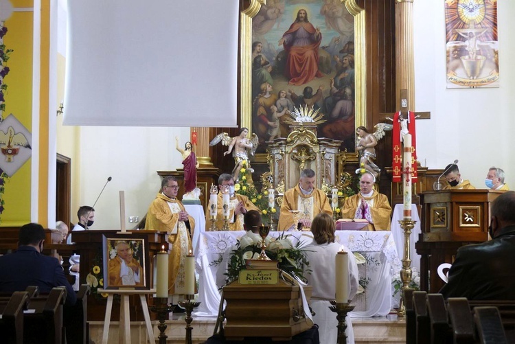 Ostatnie pożegnanie ks. prof. Józefa Kiedosa w Jaworzu - Msza św. pogrzebowa