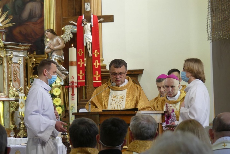 Ostatnie pożegnanie ks. prof. Józefa Kiedosa w Jaworzu - Msza św. pogrzebowa