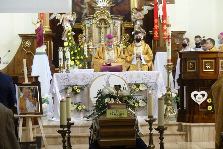 Ostatnie pożegnanie ks. prof. Józefa Kiedosa w Jaworzu - Msza św. pogrzebowa