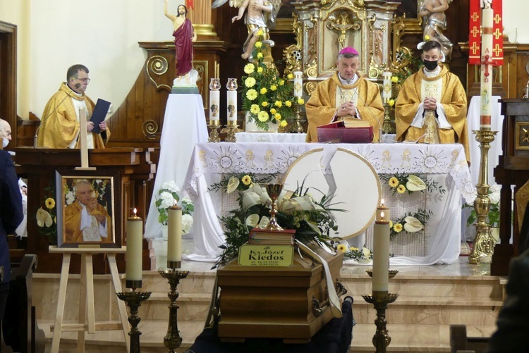 Ostatnie pożegnanie ks. prof. Józefa Kiedosa w Jaworzu - Msza św. pogrzebowa