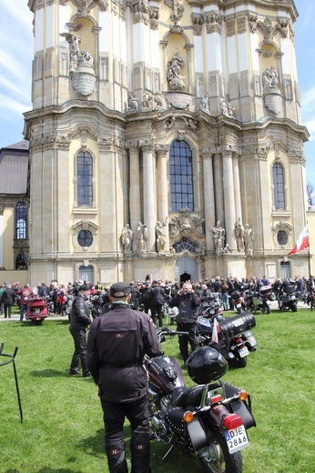 Motocykliści u Matki