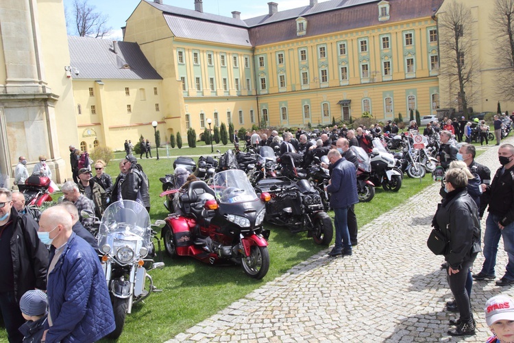 Motocykliści u Matki