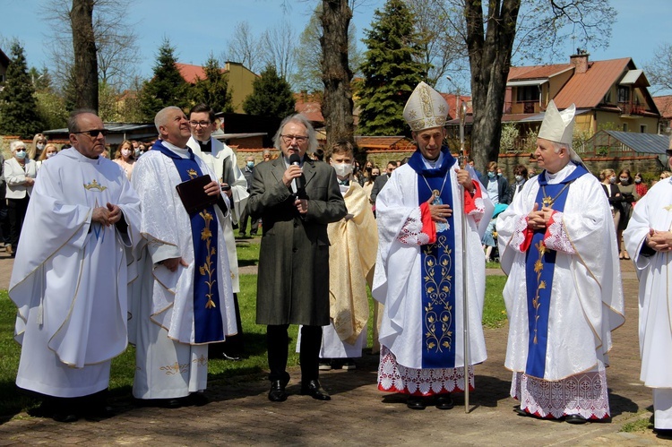 Nowy Wiśnicz. Wdzięczności nic nie ogranicza - nowy pomnik, nowa pieśń i nowy kielich mszalny