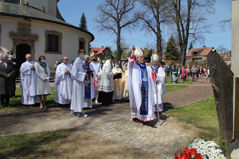Nowy Wiśnicz. Odsłonięcie i błogosławieństwo obelisku 400-lecia parafii