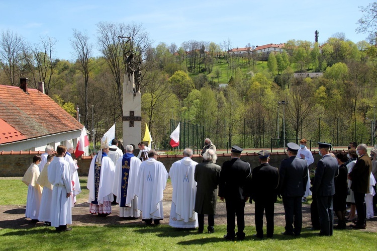 Nowy Wiśnicz. Wdzięczności nic nie ogranicza - nowy pomnik, nowa pieśń i nowy kielich mszalny