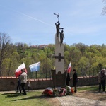 Nowy Wiśnicz. Odsłonięcie i błogosławieństwo obelisku 400-lecia parafii