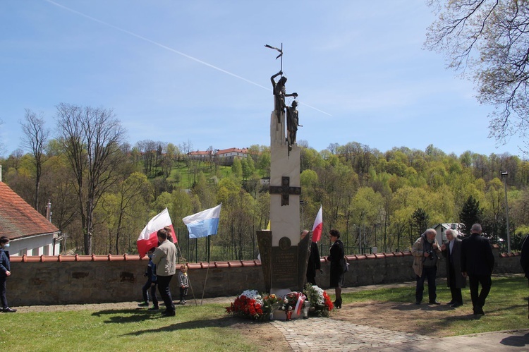 Nowy Wiśnicz. Odsłonięcie i błogosławieństwo obelisku 400-lecia parafii