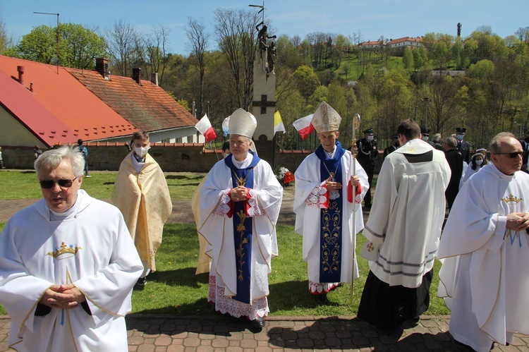 Nowy Wiśnicz. Odsłonięcie i błogosławieństwo obelisku 400-lecia parafii