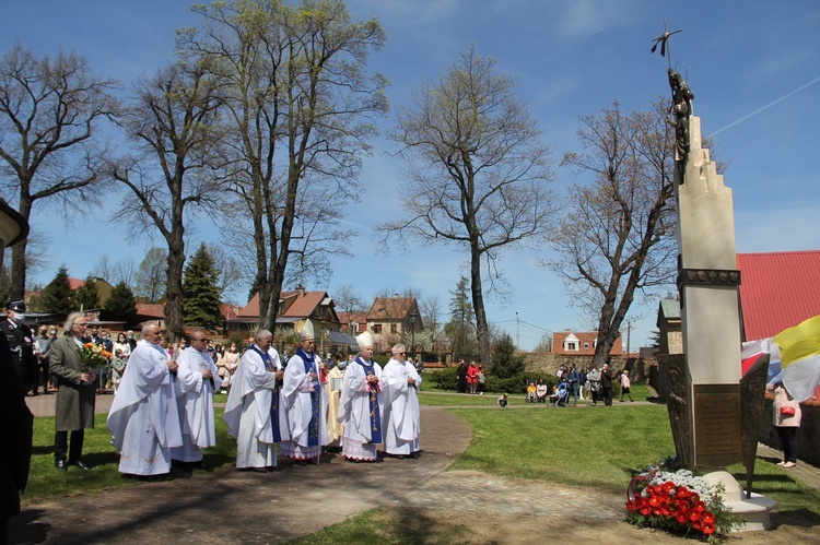 Nowy Wiśnicz. Odsłonięcie i błogosławieństwo obelisku 400-lecia parafii