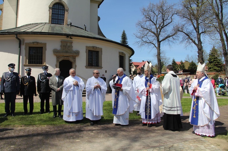 Nowy Wiśnicz. Odsłonięcie i błogosławieństwo obelisku 400-lecia parafii