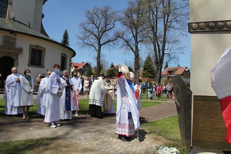 Nowy Wiśnicz. Odsłonięcie i błogosławieństwo obelisku 400-lecia parafii