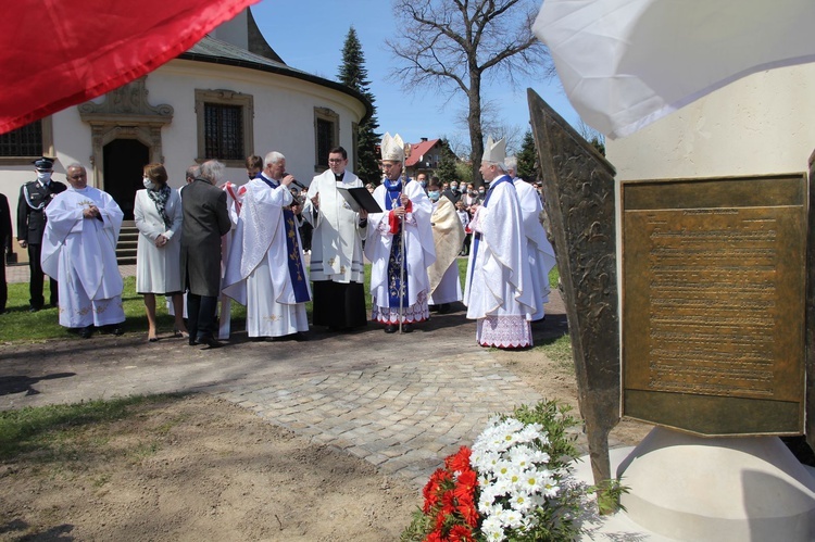 Nowy Wiśnicz. Odsłonięcie i błogosławieństwo obelisku 400-lecia parafii